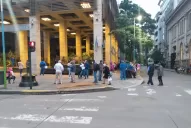 Eternas filas por la reapertura de los bancos: qué se puede hacer y quiénes podrán entrar