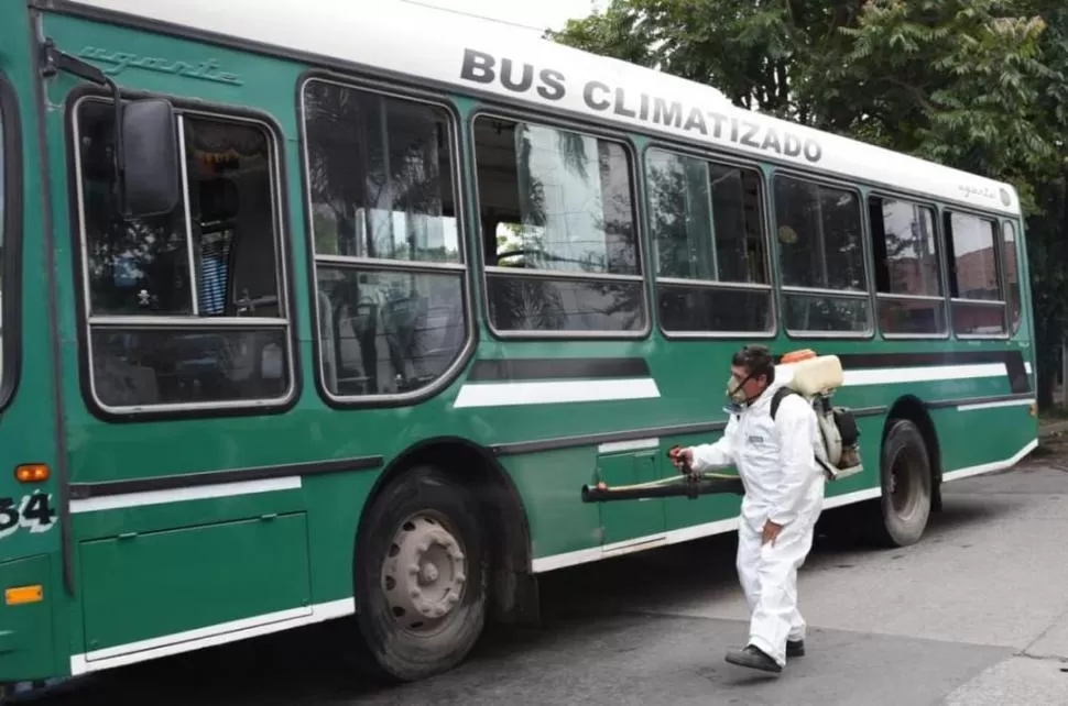 PREVENCIÓN. Hace dos semanas se fumigaron en Tucumán los colectivos de líneas urbanas e interurbanas. 