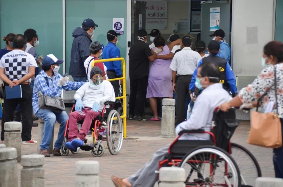 EN EMERGENCIA. En Ecuador se incrementan los casos, con hospitales colapsados. Reuters