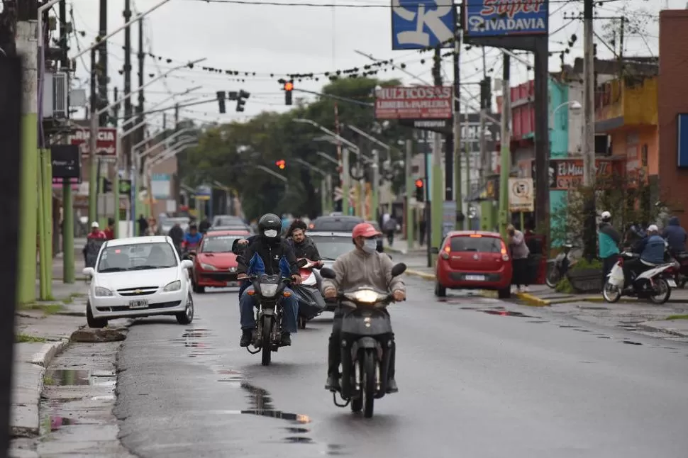 CONTROLES. Una fila de automovilistas espera para entrar a Alderetes. 