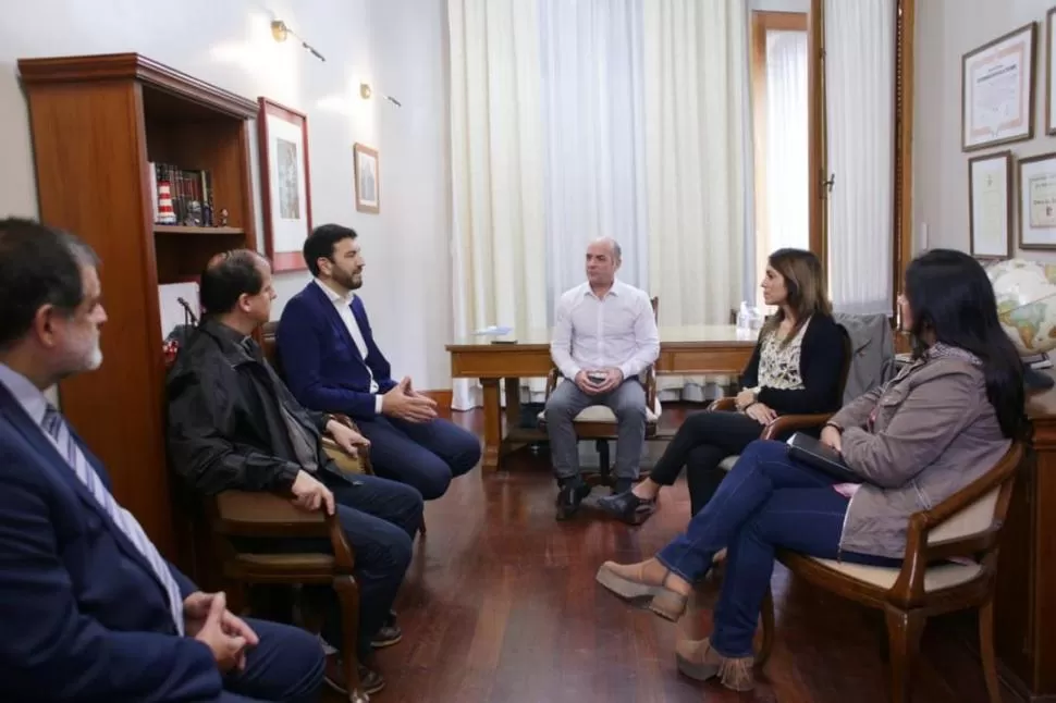 REUNIÓN. El ministro Juan Pablo Lichtmajer (centro) rodeado por representantes de colegios privados y por miembros de su equipo de trabajo.  ARCHIVO