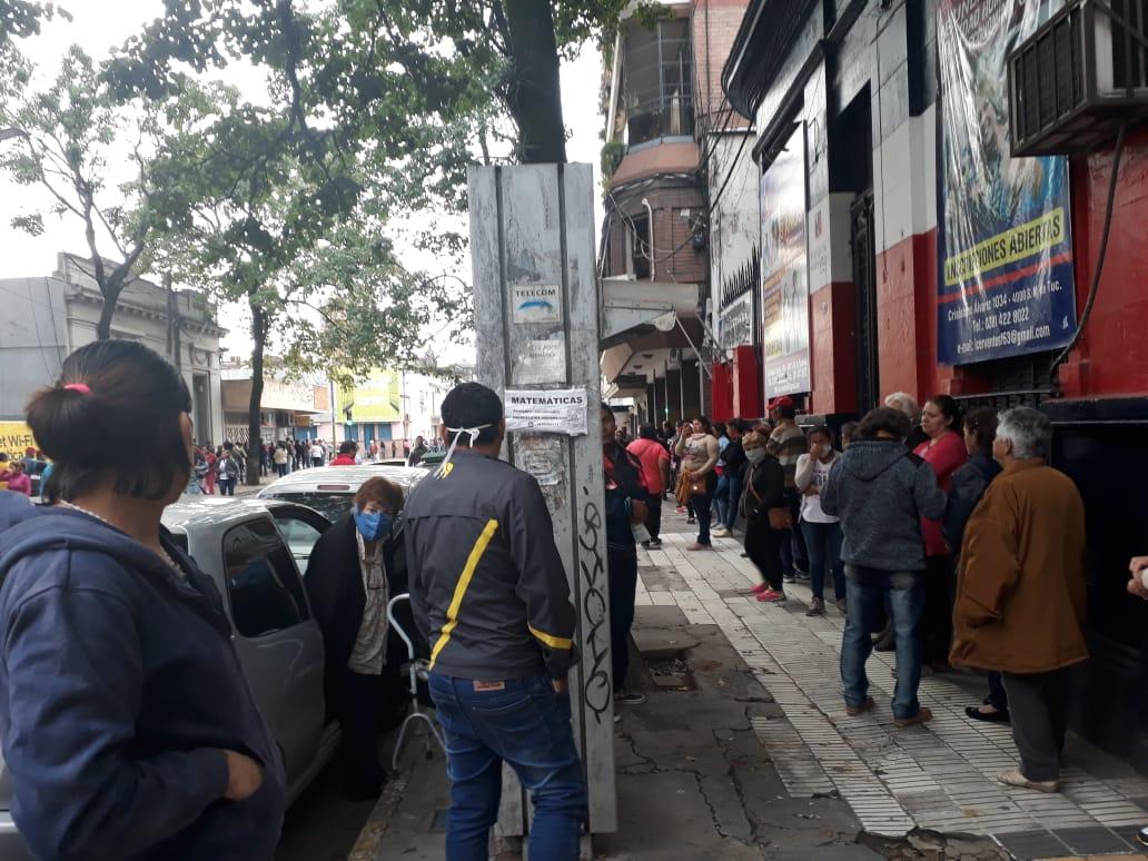 Caos y sin distanciamiento social en las filas de los bancos: los jubilados no merecemos esto