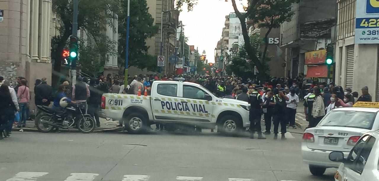 Caos y sin distanciamiento social en las filas de los bancos: los jubilados no merecemos esto