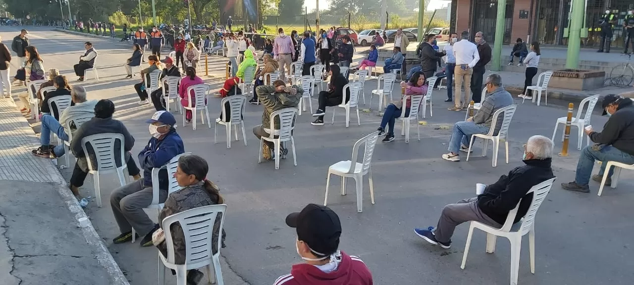 Tranquilos y ordenados: las imágenes de cómo funcionaron hoy los bancos