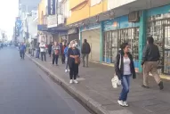 Pocos jubilados en los bancos, pero muchas personas haciendo largas filas para pagar los servicios