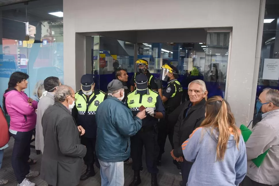 CONTROL. Policías les piden sus documentos a beneficiarios que pretenden cobrar sus jubilaciones o pensiones.