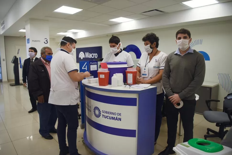 PREVENCIÓN. Un puesto de higiene y cuidado del Ministerio de Salud dentro de una sucursal del Banco Macro. 