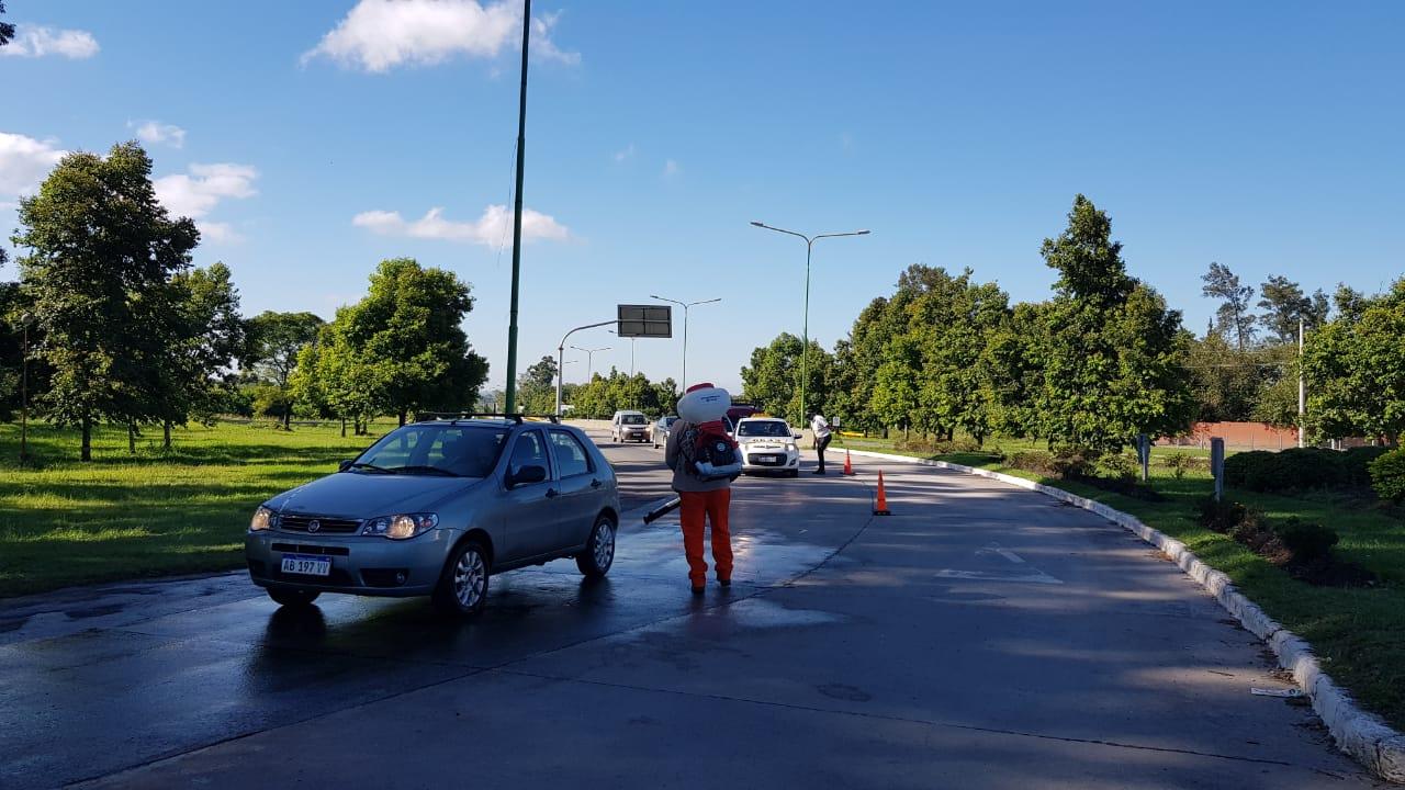 Con barbijos y equipos de fumigación.