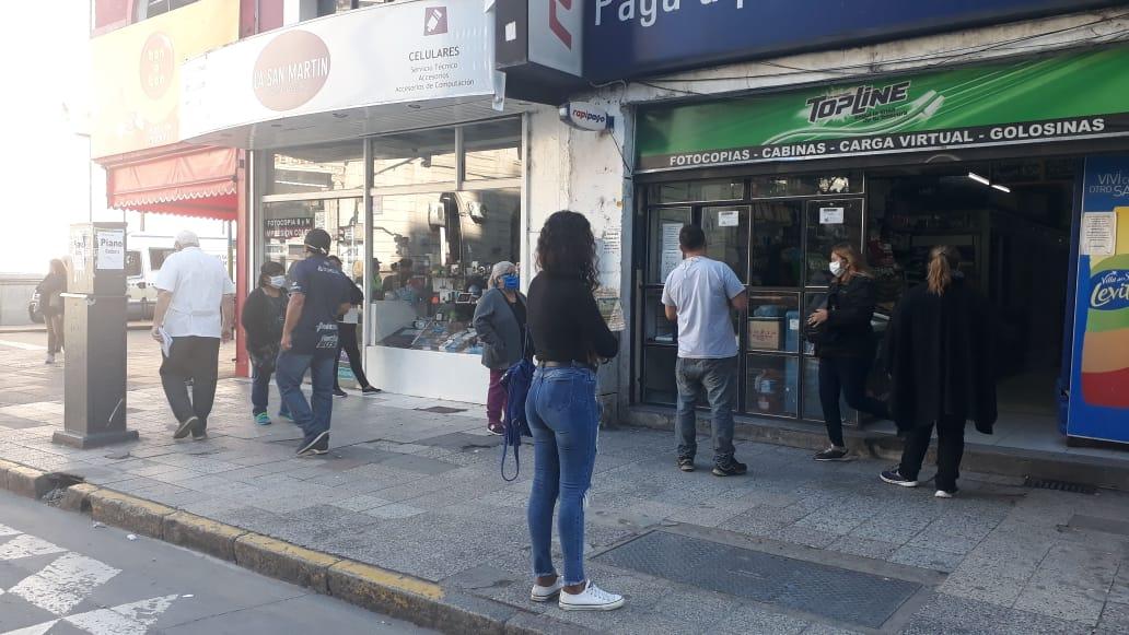 Pocos jubilados en los bancos, pero muchas personas haciendo largas filas para pagar los servicios