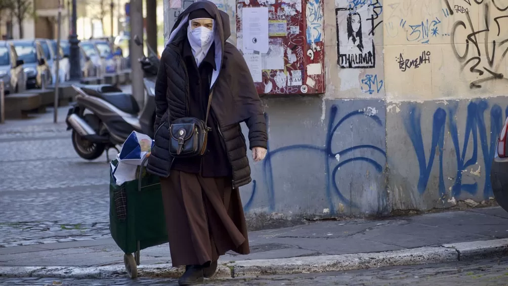 EN ITALIA. Una monja sale de compras. TÉLAM