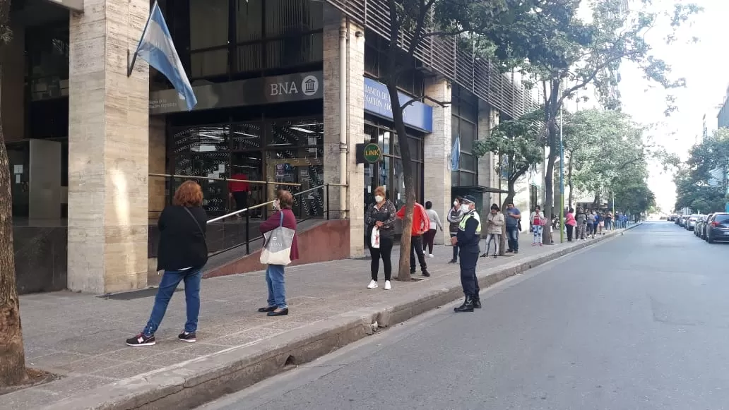 CON TIEMPO. Las colas se suceden en la mayoría de las sucursales del microcentro.