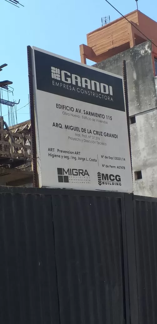 El cartel muestra que se trata de una obra de la empresa Grandi que, según los vecinos, está paralizada.