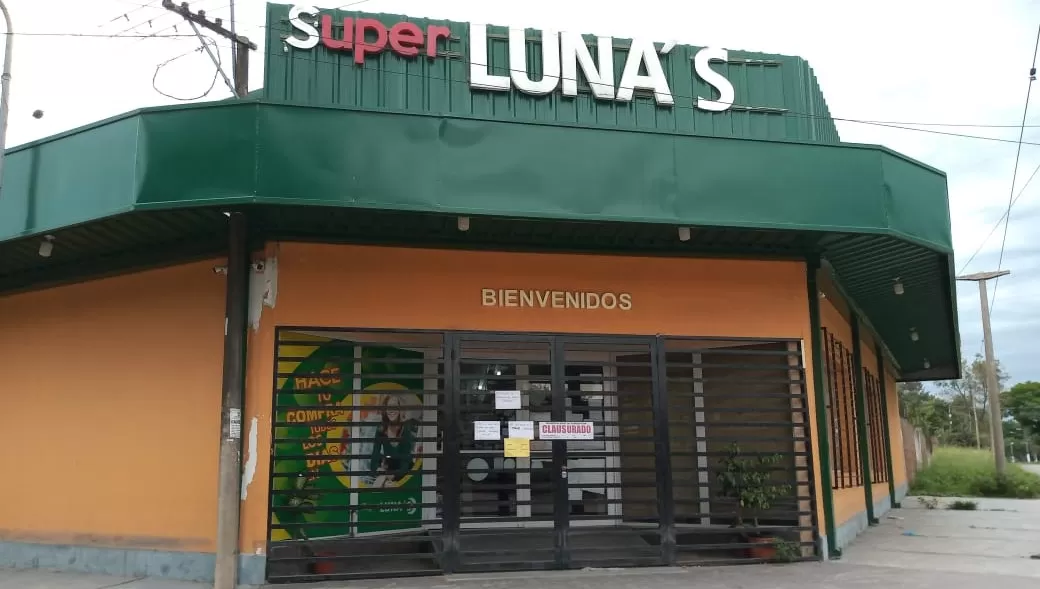 CLAUSURADO. Un supermercado habría sido el destino final de la familia. 