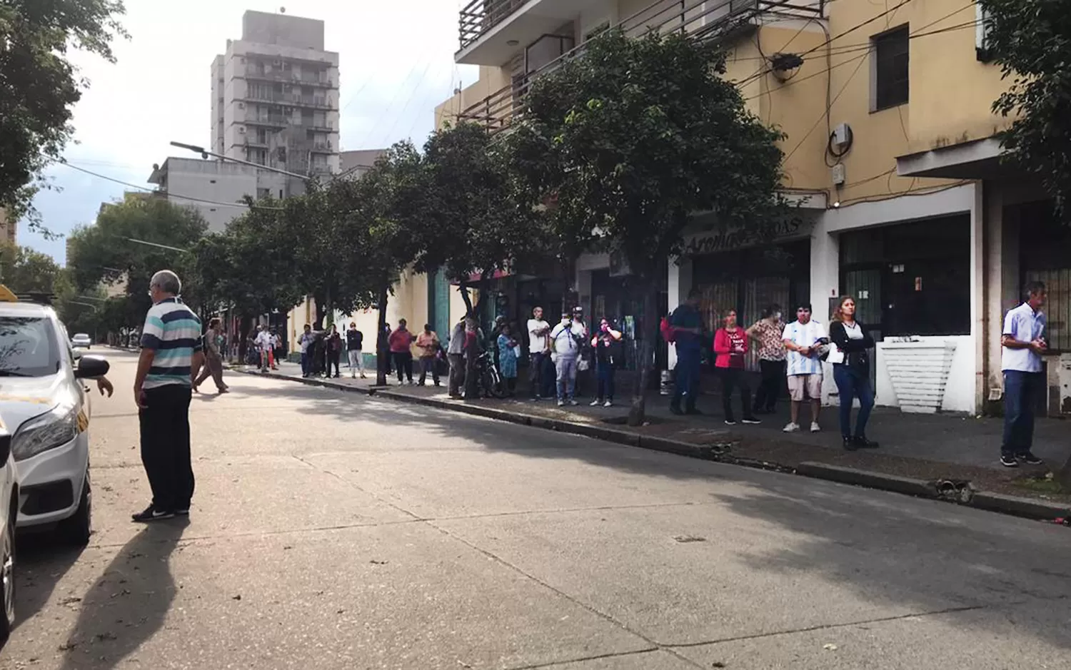 Santa Fe primera cuadra, una fila interminable para pagar impuestos y servicios.