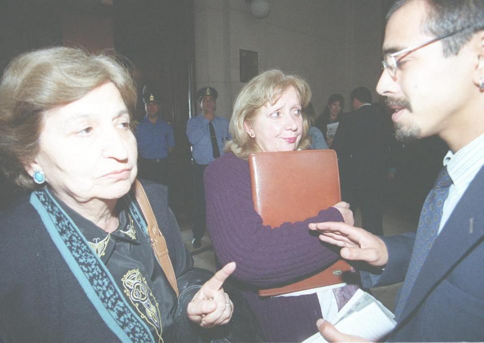 POLÉMICA. La abuela y la madre de la víctima son entrevistadas por LA GACETA a la salida de una de la audiencias.