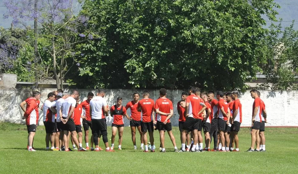 SÓLO ESPERAN. El plantel y el cuerpo técnico “santo” aguardan cuál será la resolución que tomará AFA.   