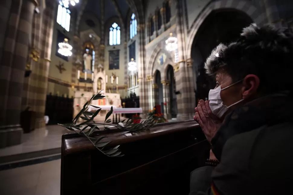 DOMINGO DE RAMOS. La pandemia no impidió que algunos fieles asistieran a la iglesia en Turín, Italia.  reuters