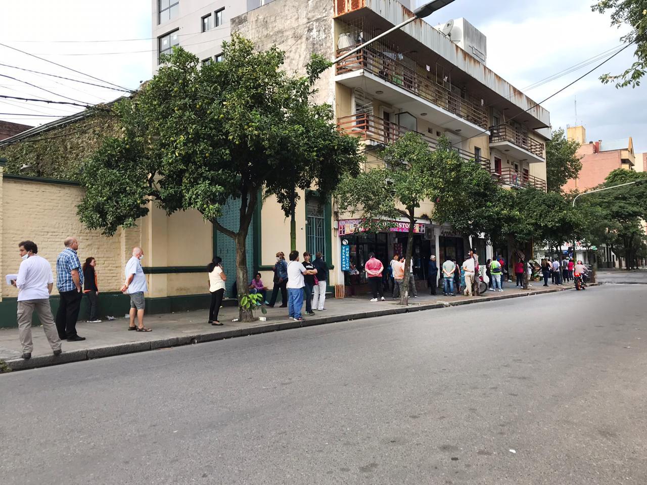 Algunos pasaron más de siete horas haciendo la fila para pagar luz, gas, cable y otros servicios.