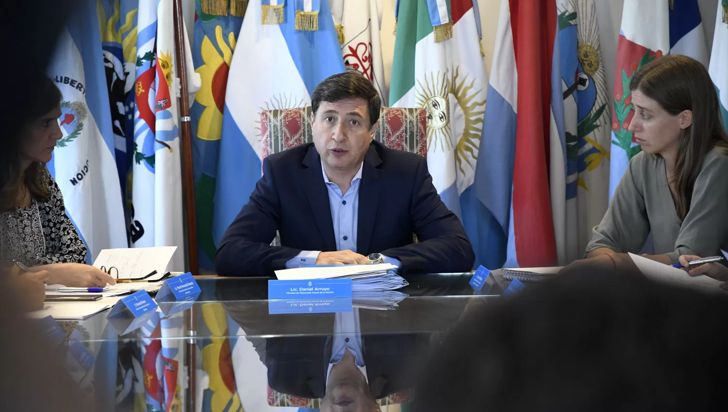 EN LA MIRA. El ministro Arroyo cargó con la responsabilidad de las cuestionadas compras de alimentos para comedores.