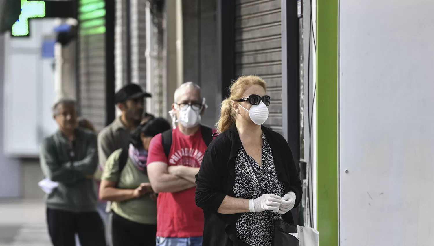 HABITUAL. En las calles de Buenos Aires, como en el resto del país, son muchas las personas que salen a hacer las compras con las bocas tapadas.