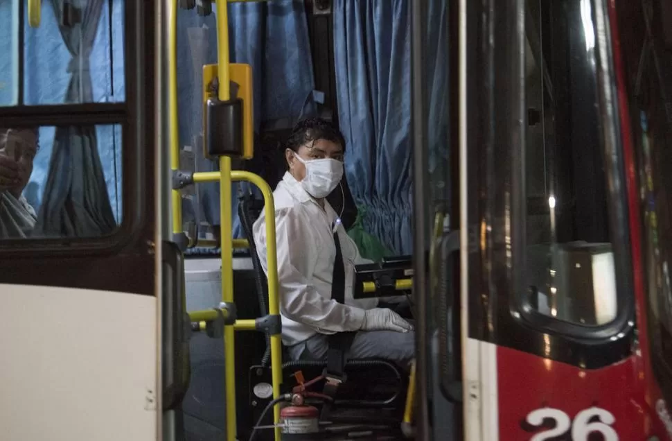 MEDIDAS. Las empresas comenzaron a instalar cabinas plásticas para resguardar a los choferes de colectivos. la gaceta / foto de diego aráoz 