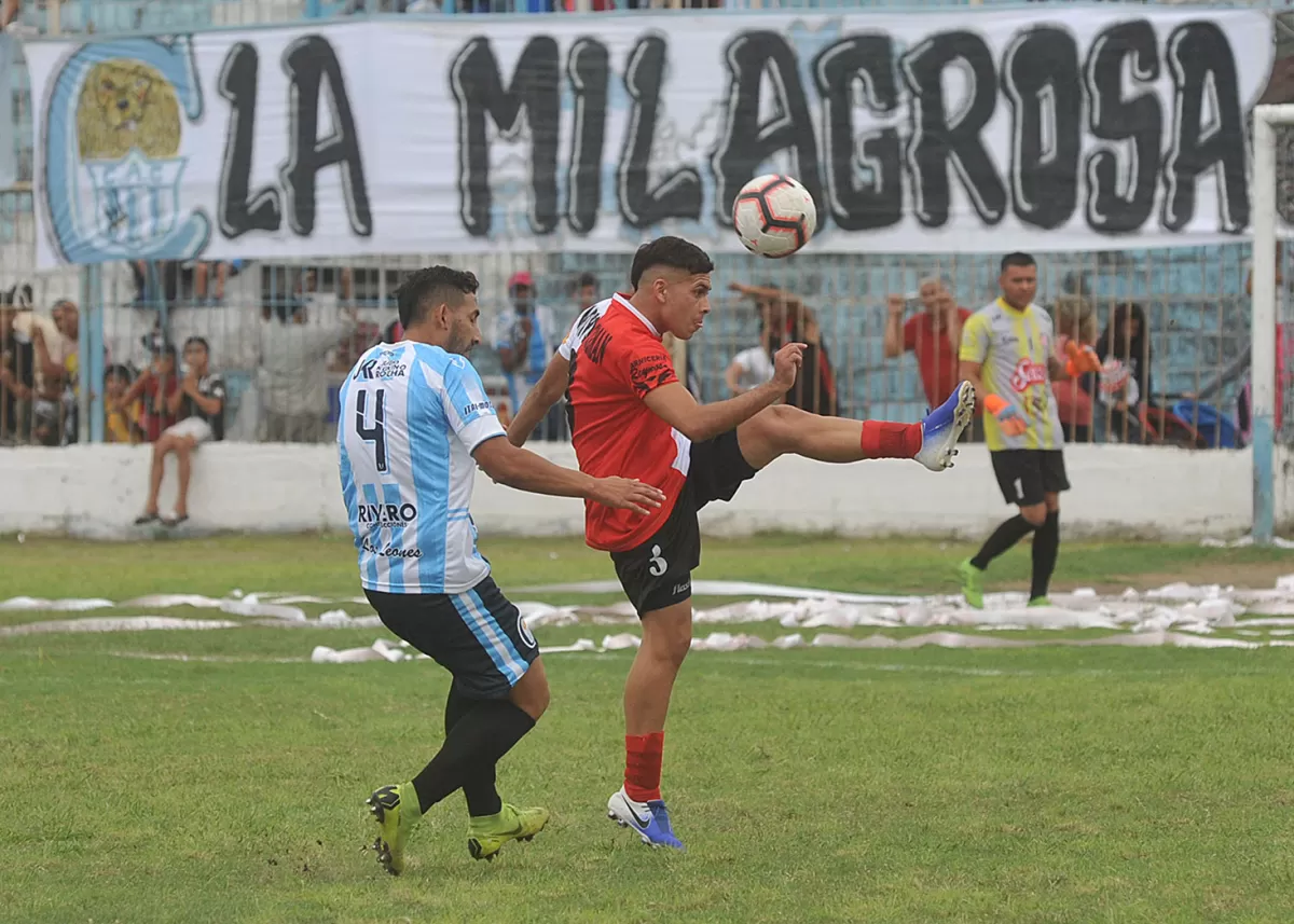 PARECE QUE FUE AYER. Julio Caldez rechaza el balón ante la marca de Juan José Martínez. Fue el último partido que jugaron este año Atlético Concepción y Sportivo Guzmán. ¿Se repetirá la escena? la gaceta / foto de ANTONIO FERRONI