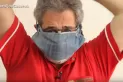 Un médico enseña cómo hacer barbijos caseros