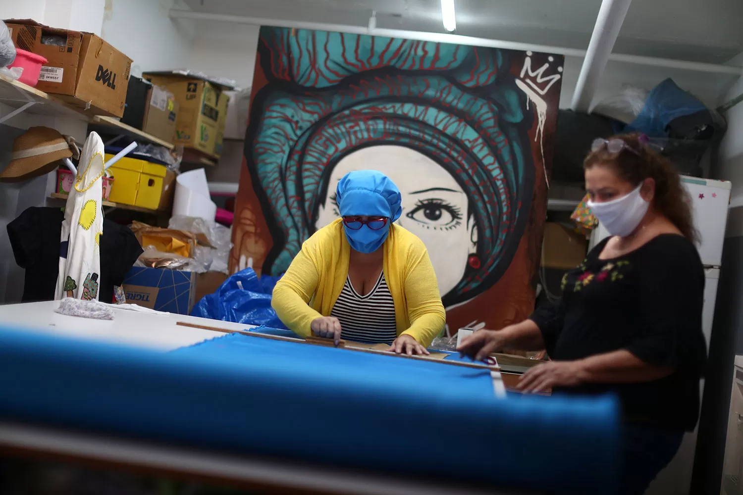 AYUDA. Diseñadoras confeccionan barbijos que luego donan en a la ciudad de Río de Janeiro. REUTERS