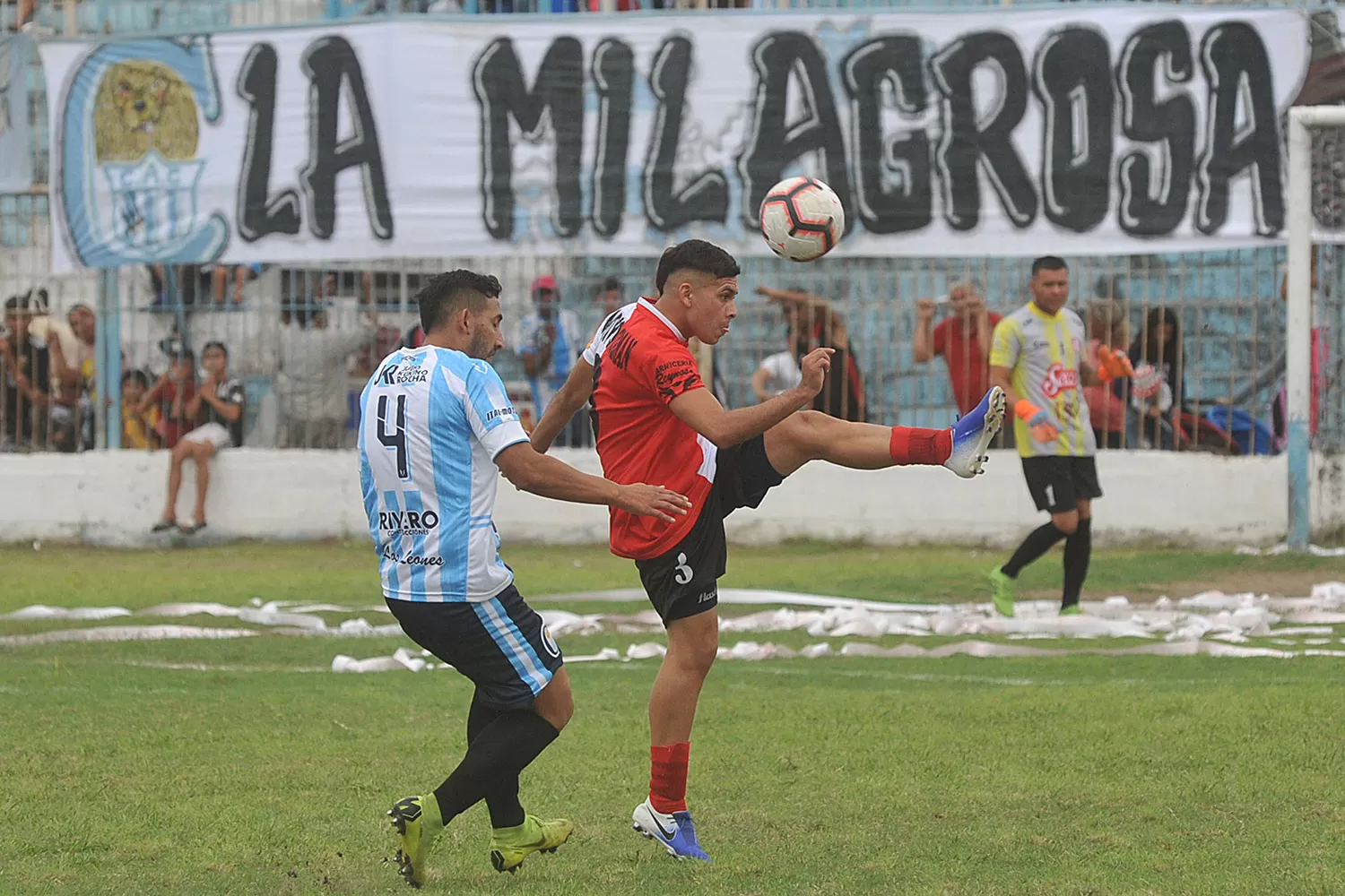 PARECE QUE FUE AYER. Julio Caldez rechaza el balón ante la marca de Juan José Martínez. Fue el último partido que jugaron este año Atlético Concepción y Sportivo Guzmán. ¿Se repetirá la escena? la gaceta / foto de ANTONIO FERRONI