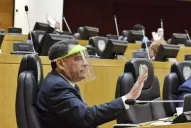 Denuncian que los legisladores usaron máscaras que eran para el personal de salud