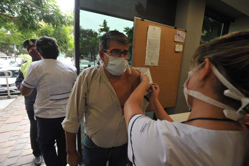 ANTIGRIPAL. Se colocaron vacunas en el acceso del edificio legislativo.