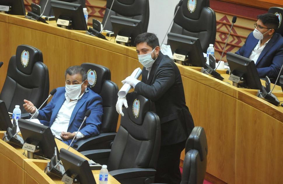 A LA ESPERA. Ramírez (sentado) y Sebastián Assán aguardan el inicio del debate.