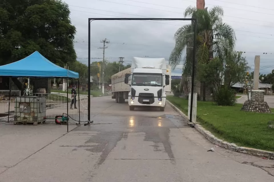 FAMAILLÁ. Se instalaron arcos de desinfección en los tres accesos a la ciudad.