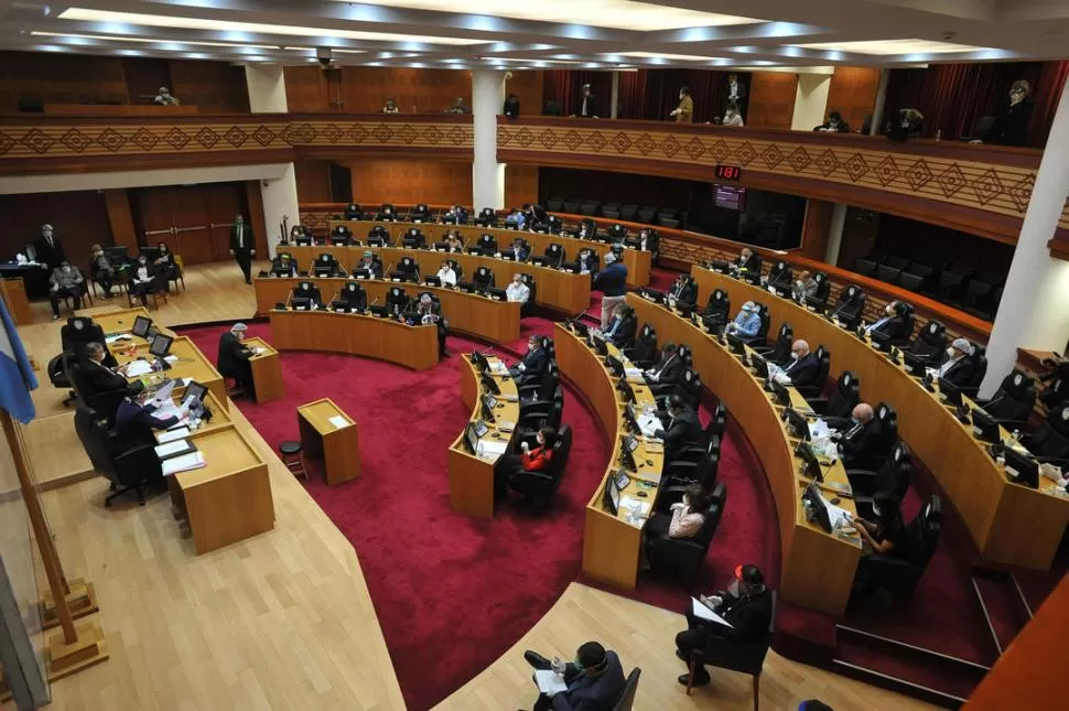 A LA ESPERA. Ramírez (sentado) y Sebastián Assán aguardan el inicio del debate.