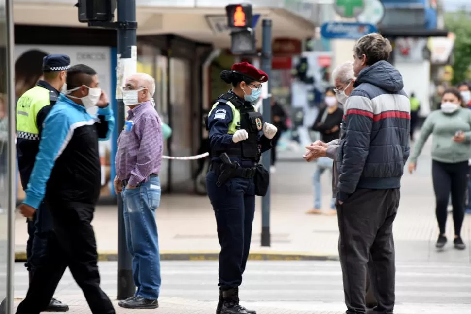 PROTECCIÓN. Desde Salud recomiendan usar mascarillas en la vía pública. la gaceta / Foto de José Nuno