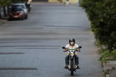 Diez claves del proyecto que restringe el horario para circular de a dos en una moto