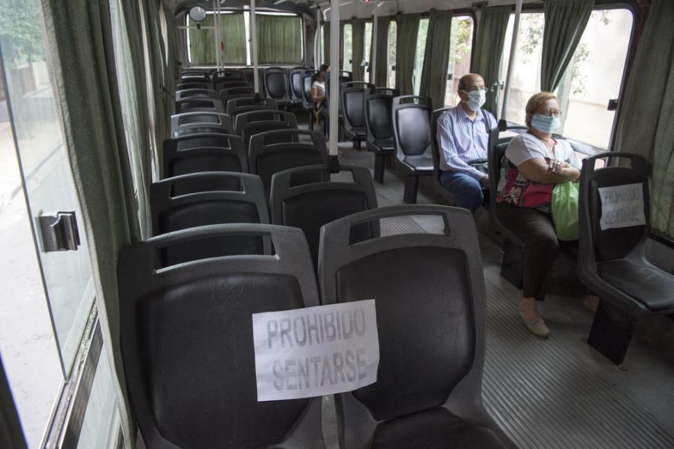 PROHIBIDO SENTARSE. Así luce el interior de un colectivo en el que muy  pocos pasajeros viajan.