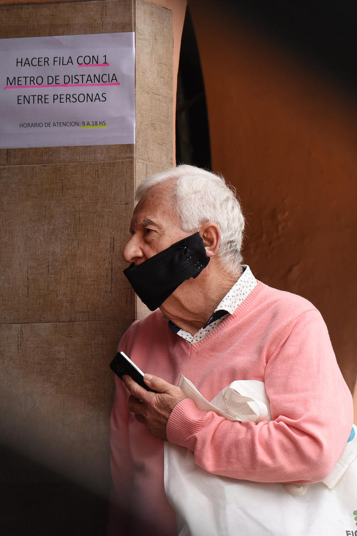 CASERO. Un hombre luce un barbijo de dudosa efectividad.