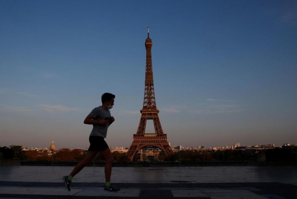 AL AIRE LIBRE. Algunos países, como Francia, permiten realizar deportes en la calle, pese a la cuarentena. REUTERS