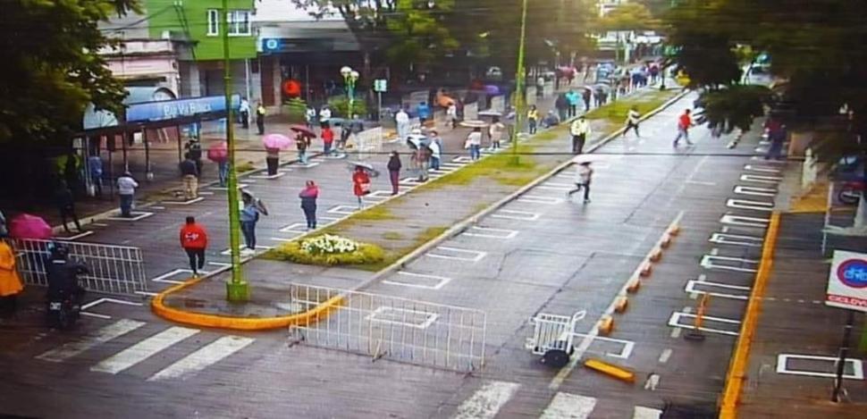 TAFÍ VIEJO. Pintaron el asfalto para garantizar las distancias en las filas. captura de video