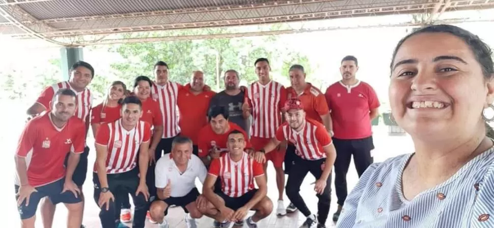 SONRIENTES. El equipo de trabajo de la escuela de fútbol se tomó una selfie, durante una jornada antes del parate debido a la cuarentena. 