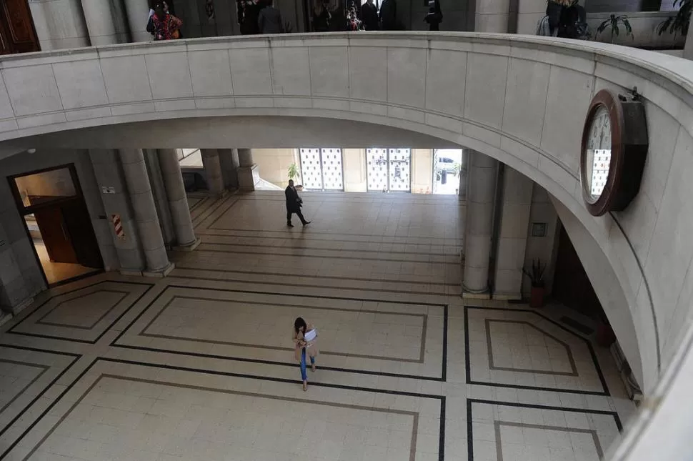 EL HALL CENTRAL DEL PALACIO DE JUSTICIA. Escena de un día hábil antes de la declaración del asueto judicial extraordinario. 