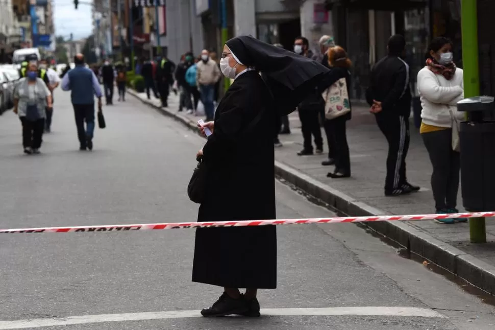 SEMANA SANTA DIFERENTE. Una religiosa recorre el centro usando un barbijo.