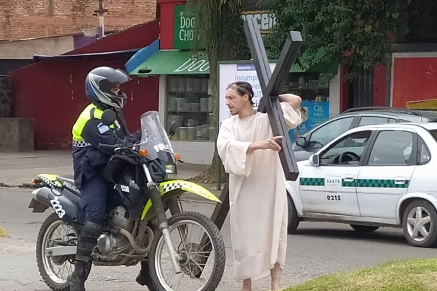 ¿Via Crucis en avenida Aconquija? Un hombre cargó una cruz de hierro por la platabanda