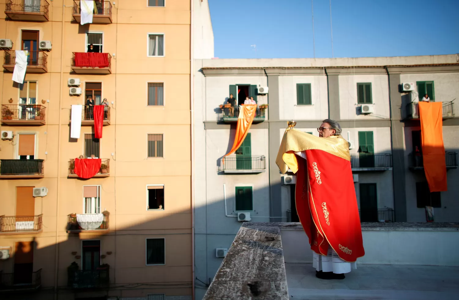 El párroco Amedeo Basile, en Tarento, al sur de Italia.