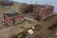 En imágenes: los espeluznantes entierros masivos en fosas comunes en Nueva York