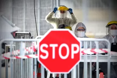 Las muertes por coronavirus cruzaron la línea de los 100.000 en el mundo