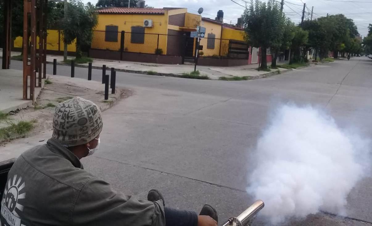 Cómo combaten el dengue en los espacios públicos de la capital