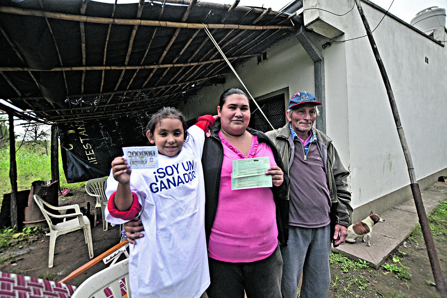 EN LOS ARROYO. Beatriz Diaz junto a su hija, Zoe, y otro familiar.