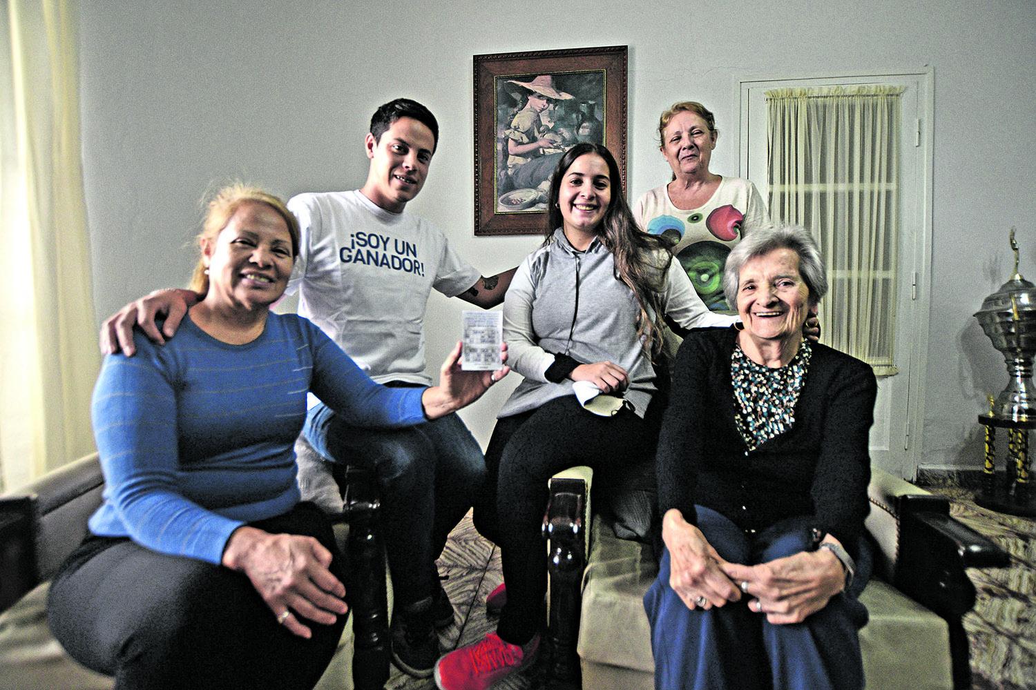 EN AGUILARES. Silvia Reyes junto a su madre y sus hijos, en su casa.